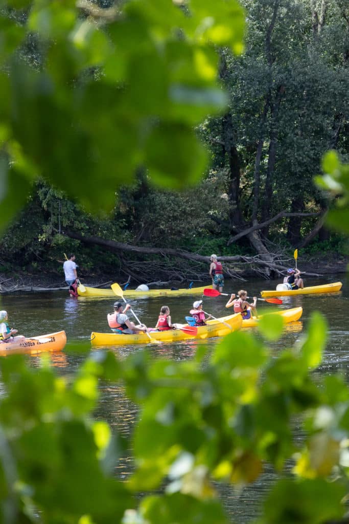 Groupe de kayaks jaunes sur une rivière.