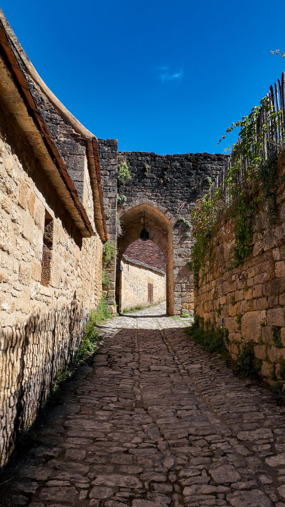 Petite ruelle du village de Beynac en Dordogne
