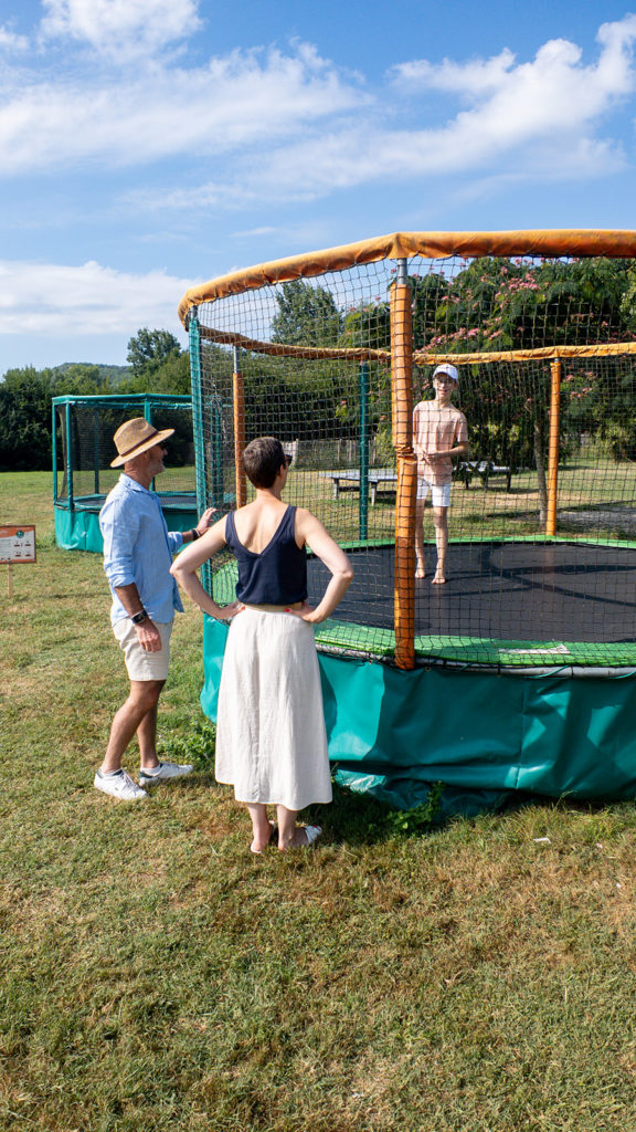 Enfant qui joue sur un trampoline