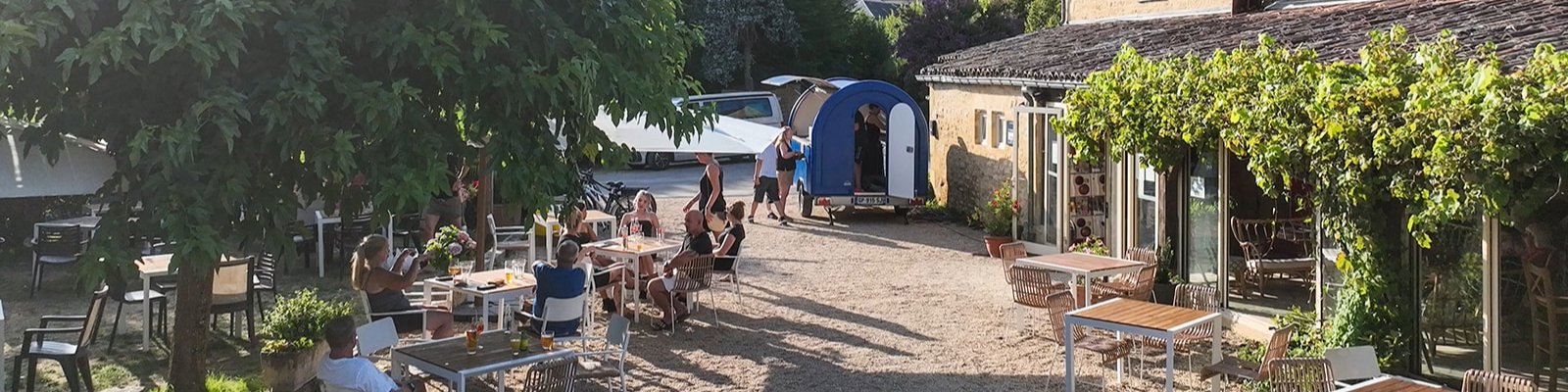 Espace de restauration au camping Le Capeyrou