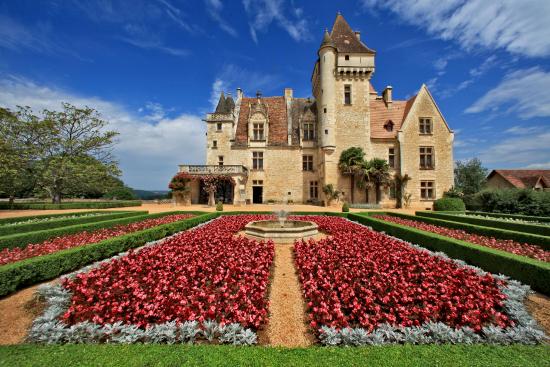 Château historique avec jardins fleuris colorés