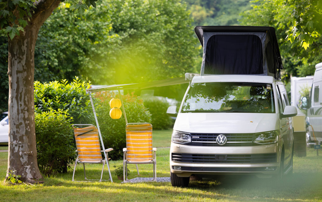 Van aménagé dans un camping