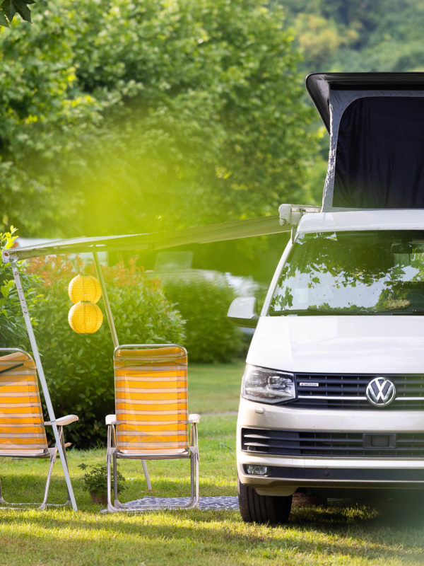 Van aménagé dans un camping